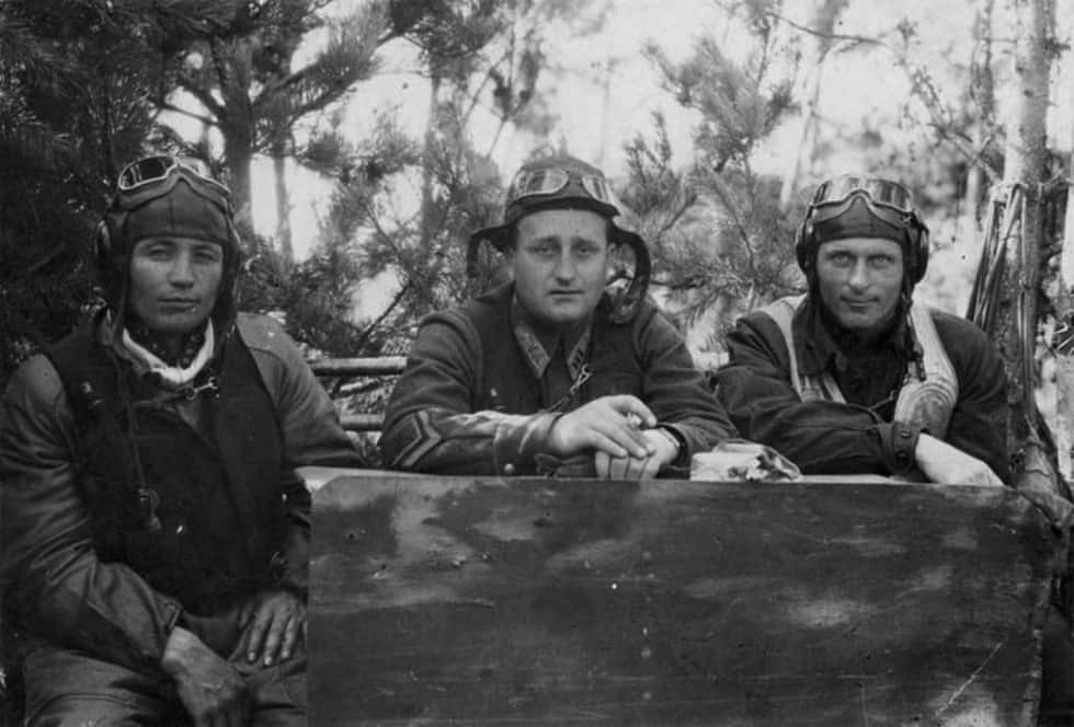 Командир 13-го ИАП ВВС КБФ Михайлов с летчиками полка – слева А.И. Кузнецов, справа – В.Ф. Голубев